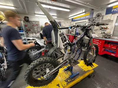 DirtBike.pl Husqvarna & CFMOTO | Salon motocyklowy